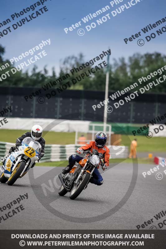 Vintage motorcycle club;eventdigitalimages;mallory park;mallory park trackday photographs;no limits trackdays;peter wileman photography;trackday digital images;trackday photos;vmcc festival 1000 bikes photographs